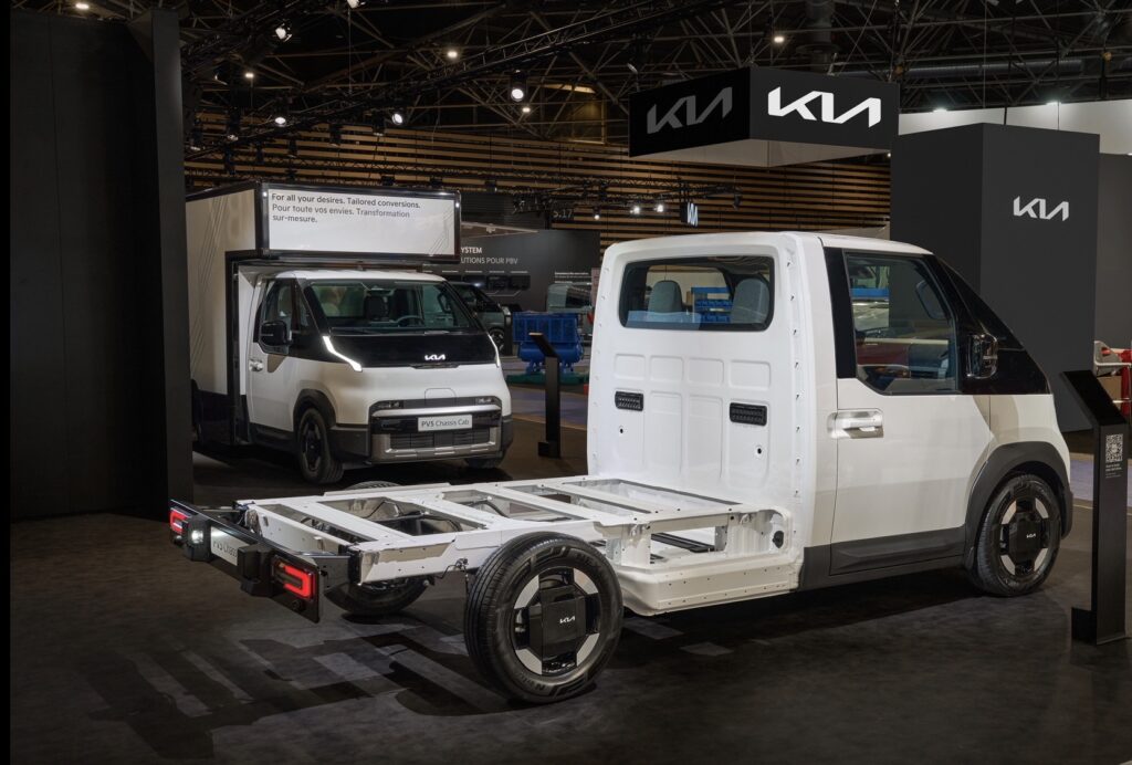 Kia PV5 Chassis Cab: a Solutrans 2025 il van elettrico modulare per la mobilità professionale 2 Kia PV5 Chassis Cab, il nuovo veicolo elettrico modulare presentato a Solutrans 2025: una soluzione versatile e sostenibile per il trasporto professionale.
