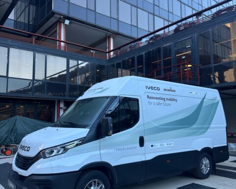 Un nuovo passo verso la mobilità connessa: IVECO e Accenture presentano una tecnologia V2X avanzata per migliorare la sicurezza stradale e l’efficienza dei trasporti.