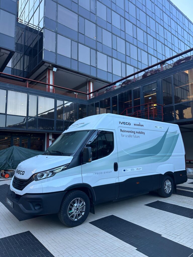 Un nuovo passo verso la mobilità connessa: IVECO e Accenture presentano una tecnologia V2X avanzata per migliorare la sicurezza stradale e l’efficienza dei trasporti.