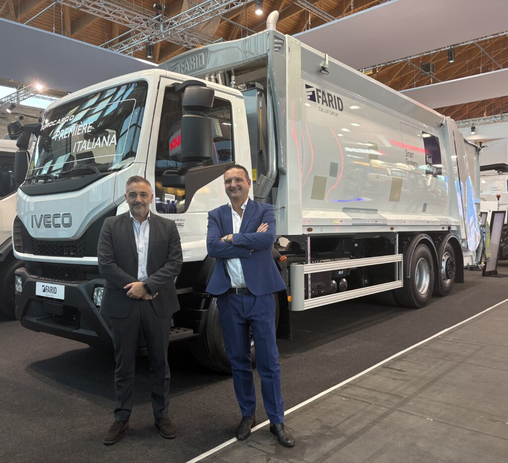 IVECO e Farid Industrie presentano a Ecomondo 2025 il nuovo Eurocargo tre assi da 26 tonnellate con compattatore T1SM Plus
