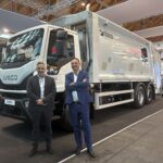 IVECO e Farid Industrie presentano a Ecomondo 2025 il nuovo Eurocargo tre assi da 26 tonnellate con compattatore T1SM Plus