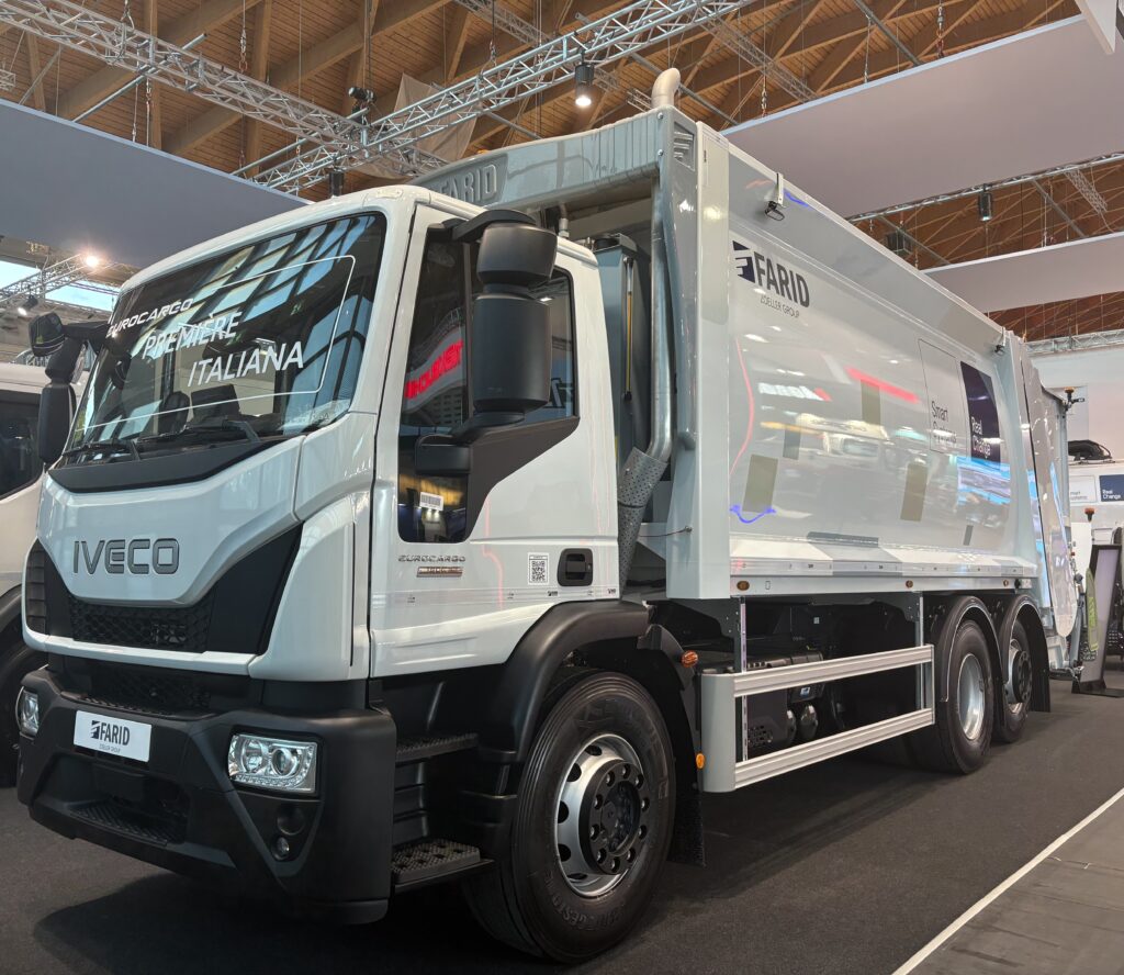 IVECO presenta a Ecomondo 2025 il nuovo Eurocargo 26 tonnellate con compattatore Farid 4