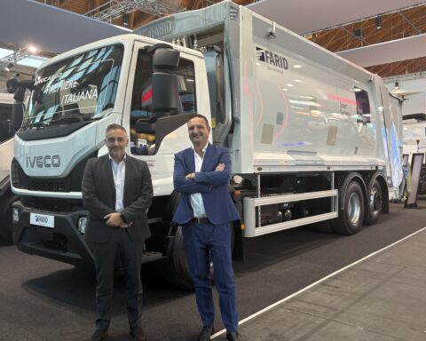 IVECO e Farid Industrie presentano a Ecomondo 2025 il nuovo Eurocargo tre assi da 26 tonnellate con compattatore T1SM Plus