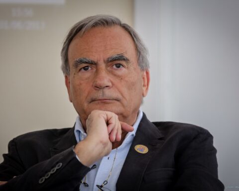 Paolo Uggè, presidente FAI-Conftrasporto, ribadisce la necessità di una transizione ecologica sostenibile, contestando gli obblighi imposti dall’UE senza adeguate condizioni operative per le imprese del trasporto.