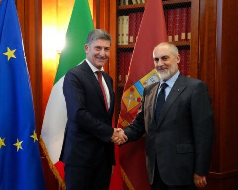 Accordo tra Polizia di Stato e Gruppo FS per rafforzare la sicurezza ferroviaria: nuove tecnologie, presidi capillari e protocolli condivisi per garantire una mobilità più sicura su tutto il territorio nazionale.