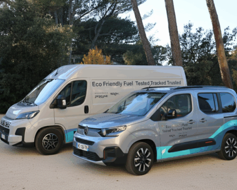 Stellantis presenta HVO Aurora, un progetto europeo che promuove l’uso tracciabile del carburante HVO per ridurre concretamente le emissioni di CO₂ nei veicoli commerciali leggeri.