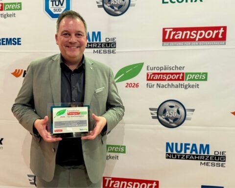 Ralph Kleideiter, Chief Sales Officer di Schmitz Cargobull, ritira a Monaco il premio “European Transport Award for Sustainability 2026” per l’unità refrigerante ibrida S.CU d80 ePTO ready.