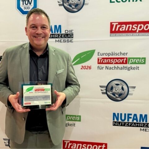 Ralph Kleideiter, Chief Sales Officer di Schmitz Cargobull, ritira a Monaco il premio “European Transport Award for Sustainability 2026” per l’unità refrigerante ibrida S.CU d80 ePTO ready.