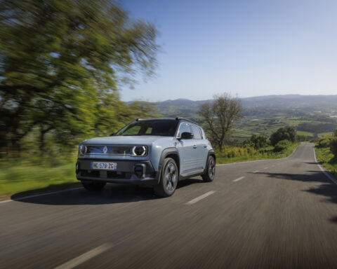 La nuova Renault 4 E-Tech Electric introduce la tecnologia di frenata One Pedal, pensata per una guida urbana più intuitiva ed efficiente