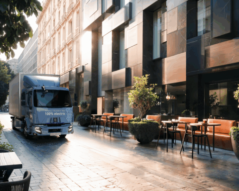I nuovi veicoli elettrici Renault Trucks E-Tech D12 e D14, progettati per la distribuzione urbana, coniugano compattezza, autonomia e tecnologie digitali per una logistica cittadina più efficiente e sostenibile.