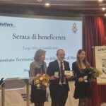 Un momento della cerimonia di consegna della Targa Aldo Grimaldi, a bordo della nave “La Suprema”, dove sono stati premiati la Capitaneria di Porto – Guardia Costiera, Assagenti e il diacono Massimo Franzi per il loro impegno a favore del welfare marittimo.