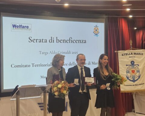 Un momento della cerimonia di consegna della Targa Aldo Grimaldi, a bordo della nave “La Suprema”, dove sono stati premiati la Capitaneria di Porto – Guardia Costiera, Assagenti e il diacono Massimo Franzi per il loro impegno a favore del welfare marittimo.