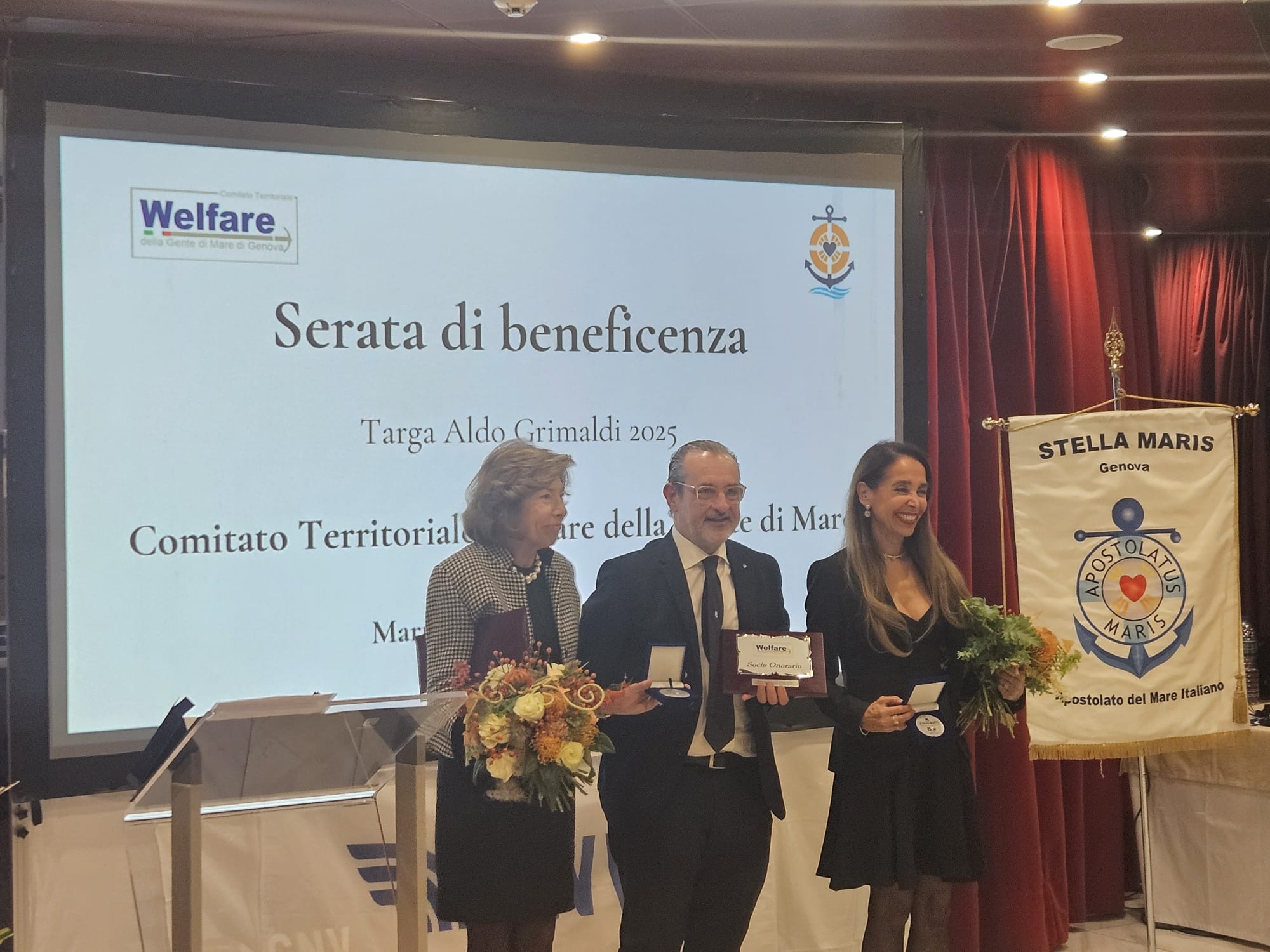 Un momento della cerimonia di consegna della Targa Aldo Grimaldi, a bordo della nave “La Suprema”, dove sono stati premiati la Capitaneria di Porto – Guardia Costiera, Assagenti e il diacono Massimo Franzi per il loro impegno a favore del welfare marittimo.