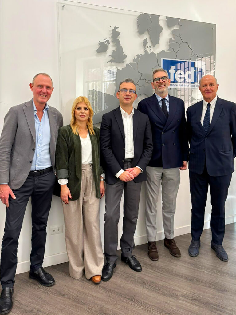 In foto, da sinistra: Alfredo D’Ascoli, Michela Crecco (CEO di Metra e Presidente della sezione Fedit Imprese di Servizi), Giuseppe Cela (Responsabile di Fedit Servizi e CHRO di BRT), Guido Pietro Bertolone (Presidente di Fedit e CEO di GLS Italy), Valter Lannutti (Presidente del Gruppo Lannutti).