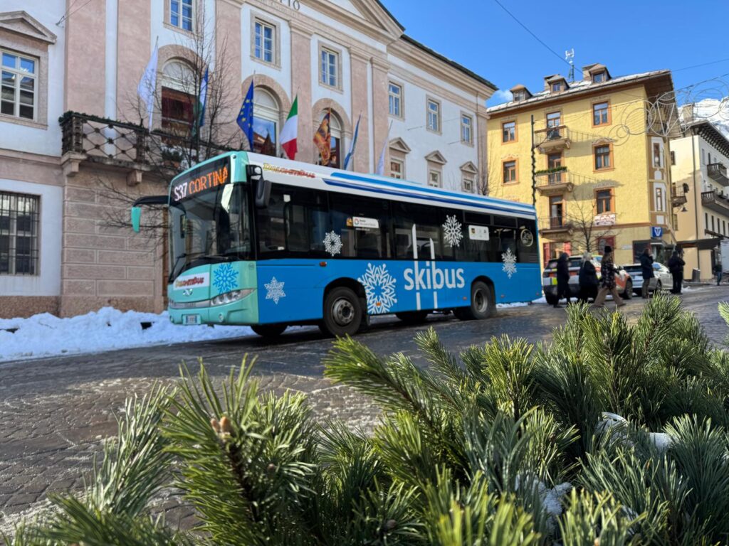 Servizio potenziato, accessibile e sostenibile: lo Skibus Cortina 2025/2026 di Dolomiti Bus accompagna residenti e turisti verso una nuova stagione di mobilità invernale in vista delle Olimpiadi.