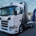 Un veicolo Scania a celle a combustibile durante i test operativi condotti con Asko nell’ambito del programma Pilot Partner, dedicato all’innovazione nel trasporto sostenibile.