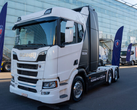 Un veicolo Scania a celle a combustibile durante i test operativi condotti con Asko nell’ambito del programma Pilot Partner, dedicato all’innovazione nel trasporto sostenibile.