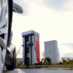 La rete italiana di ricarica per veicoli elettrici supera i 70.000 punti attivi. Crescita solida ma a rischio, avverte Motus-E, che chiede interventi normativi e strategici per consolidare un’infrastruttura di ricarica fondamentale per la transizione energetica.