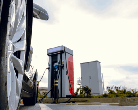 La rete italiana di ricarica per veicoli elettrici supera i 70.000 punti attivi. Crescita solida ma a rischio, avverte Motus-E, che chiede interventi normativi e strategici per consolidare un’infrastruttura di ricarica fondamentale per la transizione energetica.