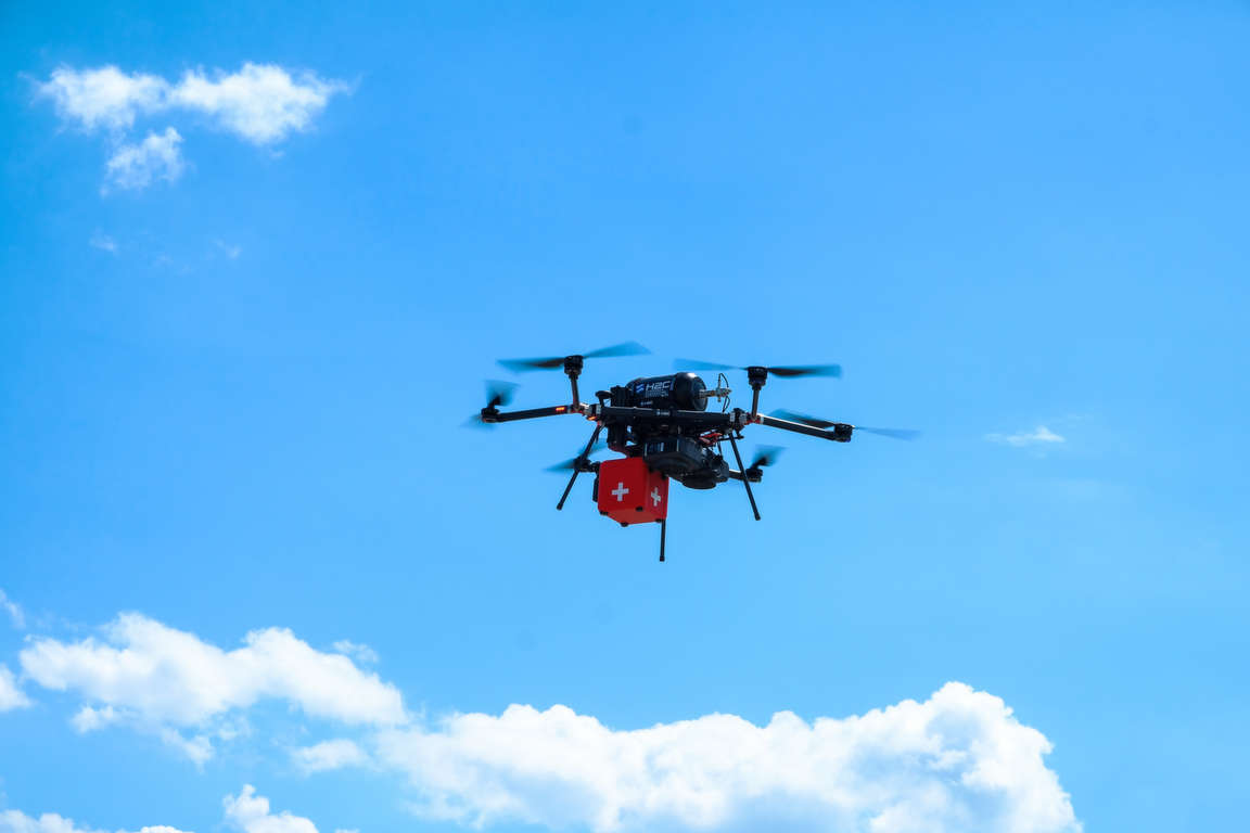 Un drone a idrogeno verde in azione durante una fase di test operativo: nel progetto Sandbox, Stesi supporta la logistica sanitaria con soluzioni avanzate di supervisione e analisi predittiva.