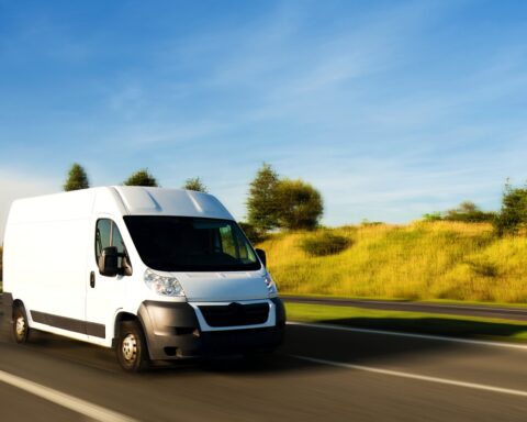 Veicoli commerciali leggeri in circolazione su strada europea: un comparto in trasformazione tra sostenibilità, innovazione tecnologica e nuove sfide normative.