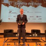 DKV Mobility si aggiudica il premio “Il Logistico dell’Anno 2025” per l’innovazione tecnologica nelle carte carburante aziendali. Nella foto, Marco Berardelli, Managing Director DKV Mobility Italia, durante la cerimonia di premiazione.