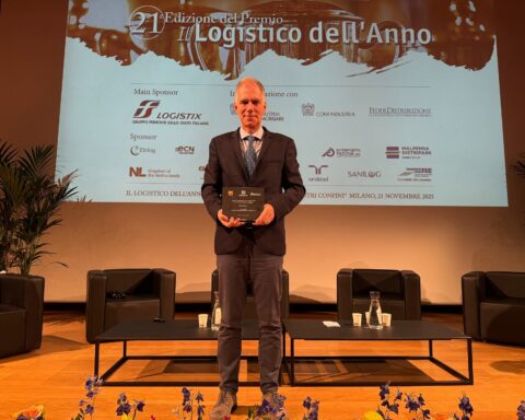 DKV Mobility si aggiudica il premio “Il Logistico dell’Anno 2025” per l’innovazione tecnologica nelle carte carburante aziendali. Nella foto, Marco Berardelli, Managing Director DKV Mobility Italia, durante la cerimonia di premiazione.