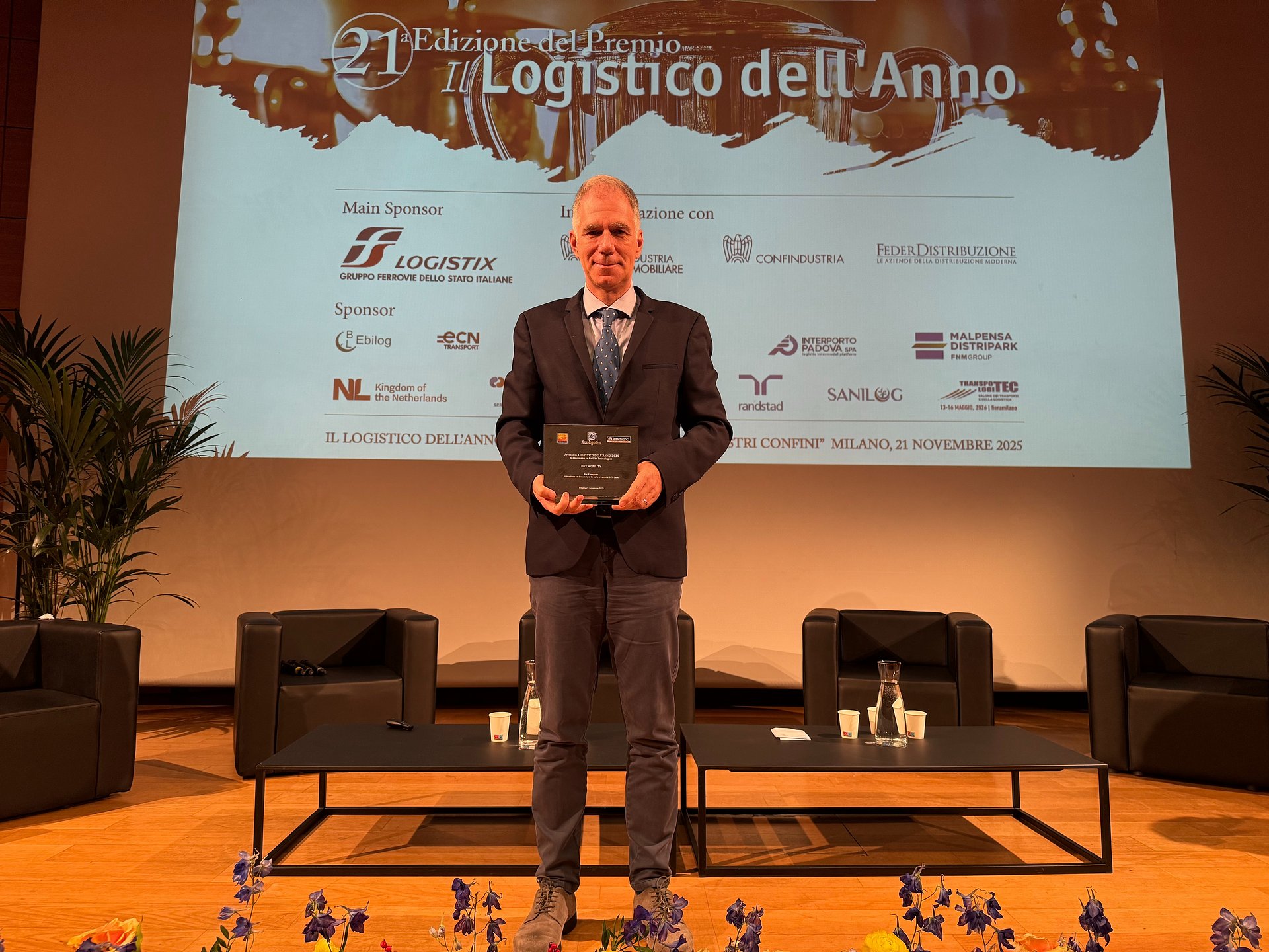 DKV Mobility si aggiudica il premio “Il Logistico dell’Anno 2025” per l’innovazione tecnologica nelle carte carburante aziendali. Nella foto, Marco Berardelli, Managing Director DKV Mobility Italia, durante la cerimonia di premiazione.