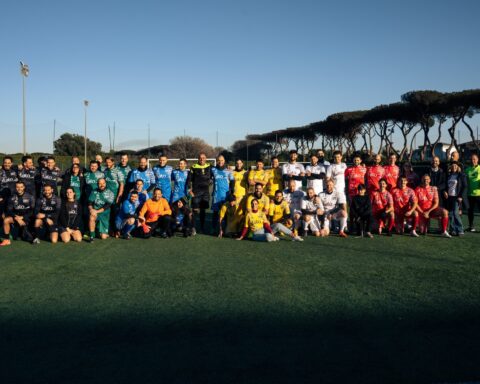 I dipendenti di Italo insieme alle leggende del calcio italiano al termine della prima edizione della Italo Stars Cup, una giornata di sport e team building all’insegna di inclusione e spirito di squadra.