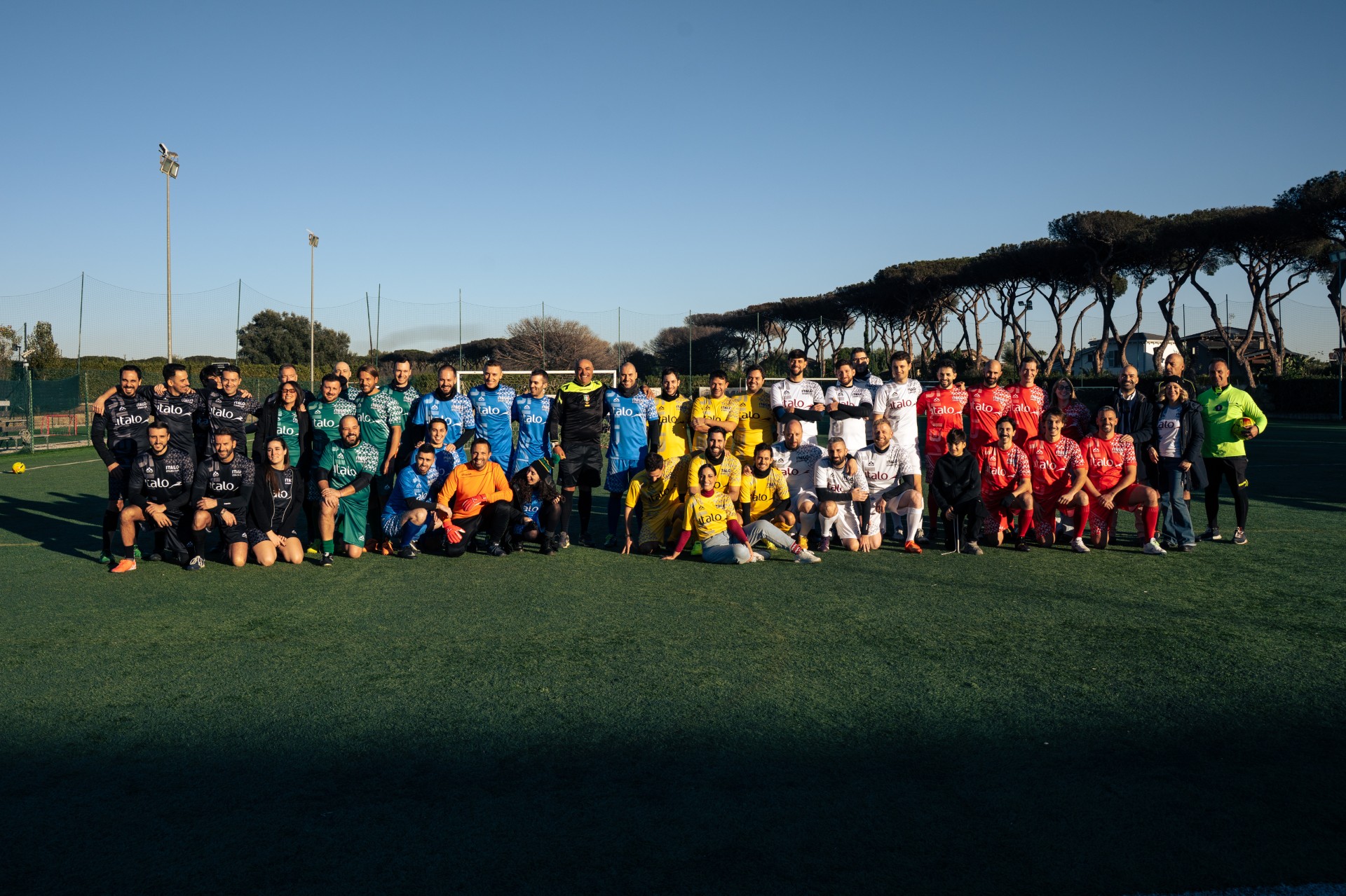 I dipendenti di Italo insieme alle leggende del calcio italiano al termine della prima edizione della Italo Stars Cup, una giornata di sport e team building all’insegna di inclusione e spirito di squadra.