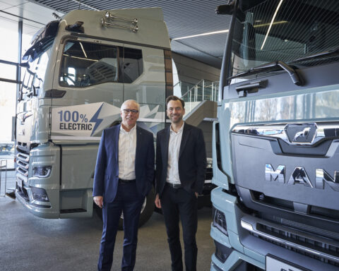 Friedrich Baumann, Membro del Consiglio di Amministrazione MAN per Vendite e Servizi alla Clientela (a sinistra), e Simon Motter, Responsabile di Volkswagen Group Logistics, sono i padroni di casa dell’evento MAN VW E-Experience.