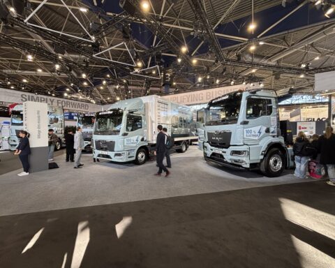 Il nuovo MAN eTGL con allestimento refrigerato, presentato al Solutrans 2025, rappresenta l’evoluzione del trasporto refrigerato elettrico per la distribuzione urbana e regionale a zero emissioni.