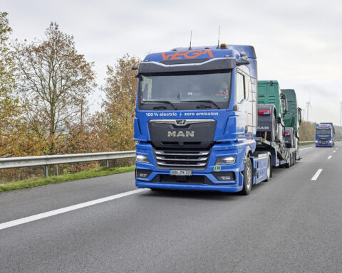 MAN Truck & Bus, in collaborazione con VEGA International, introduce un nuovo modello di logistica sostenibile che integra trasporto ferroviario ed e-truck, puntando a ridurre drasticamente le emissioni di CO₂ nella consegna dei veicoli.