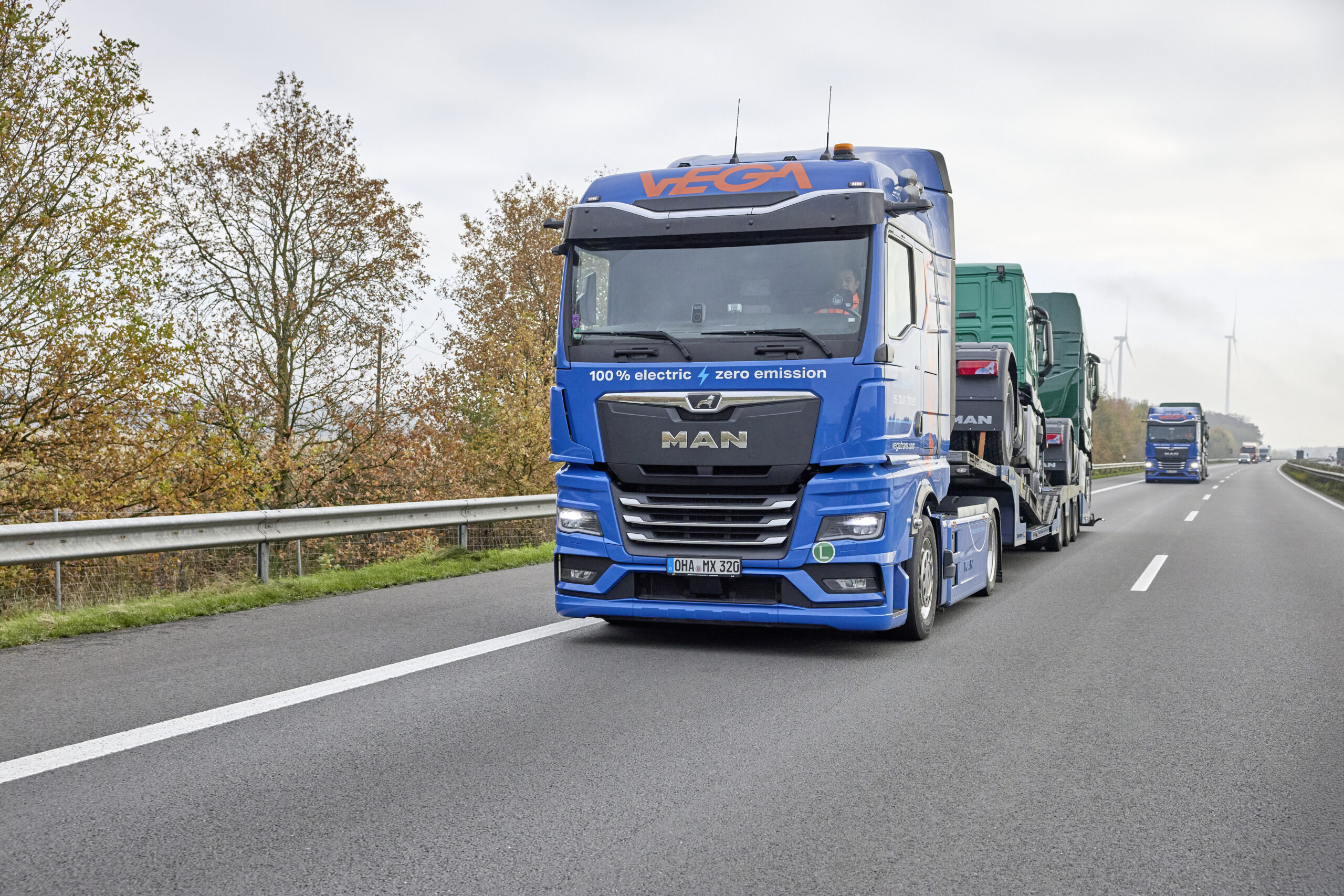 MAN Truck & Bus, in collaborazione con VEGA International, introduce un nuovo modello di logistica sostenibile che integra trasporto ferroviario ed e-truck, puntando a ridurre drasticamente le emissioni di CO₂ nella consegna dei veicoli.