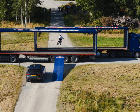 Un evento senza precedenti mette in luce l’evoluzione della guida autonoma: Scania e Red Bull collaborano in una sfida che unisce tecnologia d’avanguardia, sport estremo e visione per il futuro del trasporto.