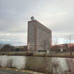 Volkswagen Group affronta il 2025 tra ricavi stabili e margini in calo: i risultati finanziari auto risentono di dazi, costi straordinari e sfide strutturali.