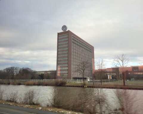 Volkswagen Group affronta il 2025 tra ricavi stabili e margini in calo: i risultati finanziari auto risentono di dazi, costi straordinari e sfide strutturali.