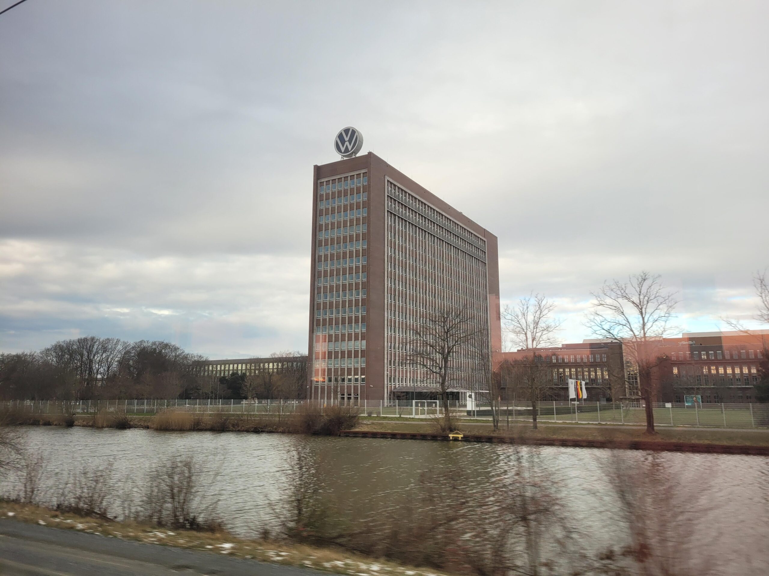 Volkswagen Group affronta il 2025 tra ricavi stabili e margini in calo: i risultati finanziari auto risentono di dazi, costi straordinari e sfide strutturali.