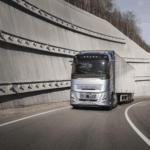 Volvo Trucks introduce nei camion pesanti la prima funzione stop/start al mondo per ridurre consumi e CO₂.