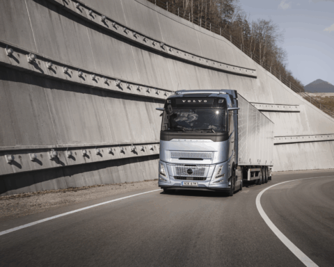 Volvo Trucks introduce nei camion pesanti la prima funzione stop/start al mondo per ridurre consumi e CO₂.