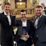 Il DAF XB è stato premiato come "TOP Light Truck". Il riconoscimento è stato consegnato (da sinistra a destra) al Sales Manager di DAF Trucks Matěj Soukup, al Managing Director Luděk Šlajer e al Product Manager Anton Sevryugin.