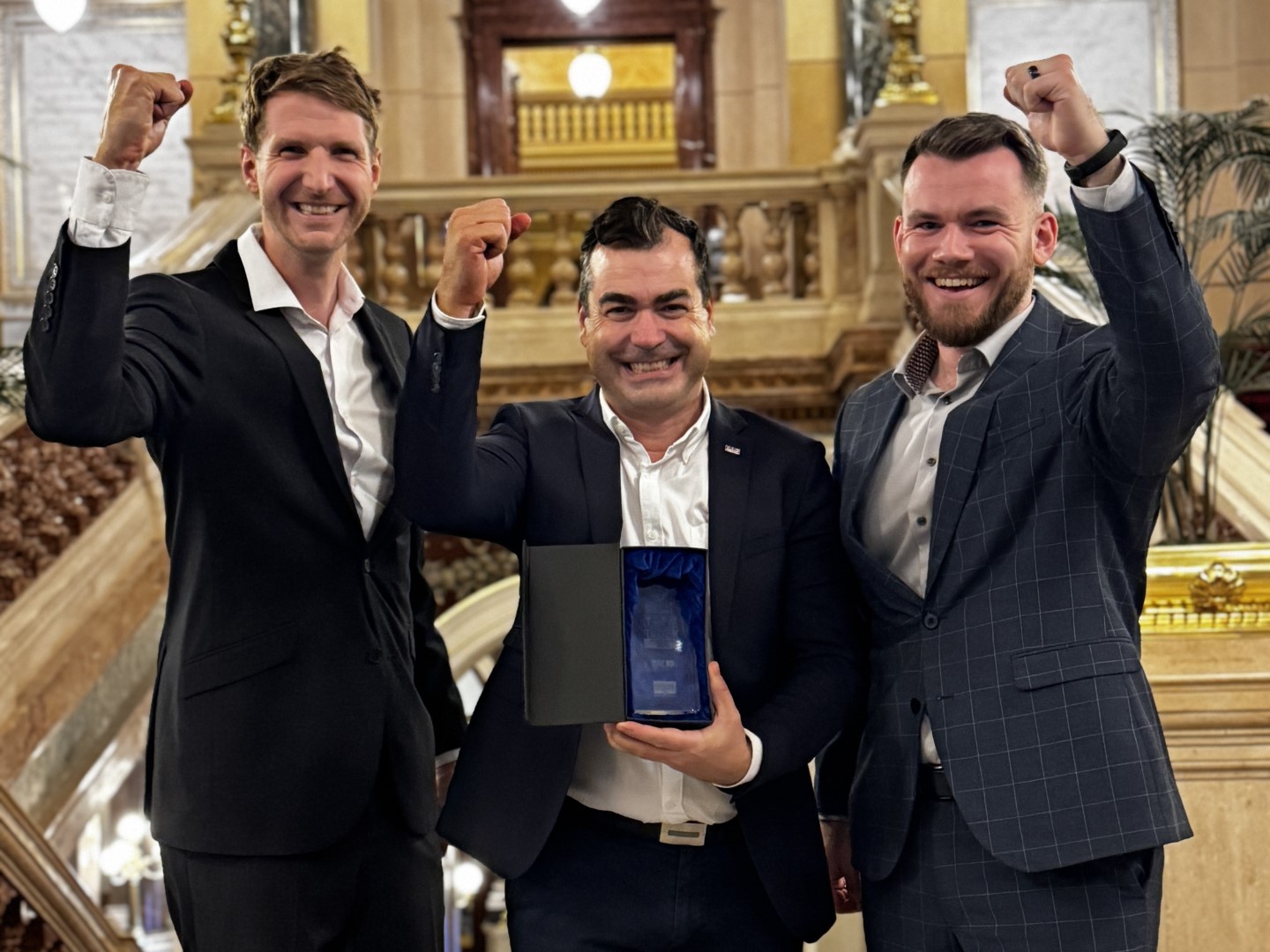 Il DAF XB è stato premiato come "TOP Light Truck". Il riconoscimento è stato consegnato (da sinistra a destra) al Sales Manager di DAF Trucks Matěj Soukup, al Managing Director Luděk Šlajer e al Product Manager Anton Sevryugin.