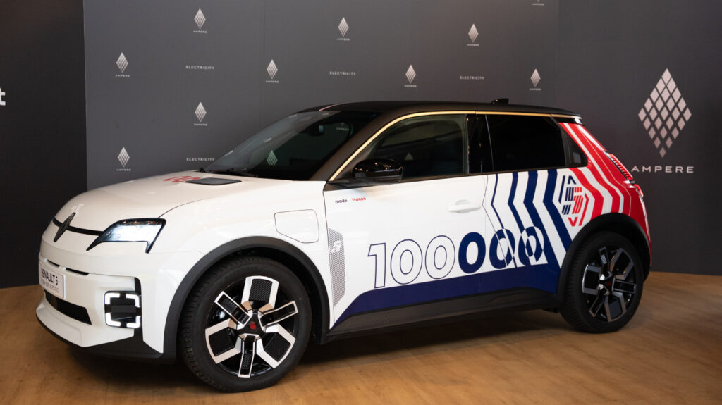 Renault celebra 100.000 unità della 5 E-Tech Electric: traguardo per la mobilità elettrica 2
