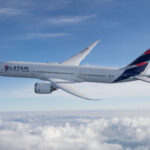 LATAM Airlines continua a distinguersi a livello internazionale grazie a un progetto di rinnovamento che unisce design, comfort e identità sudamericana, ridefinendo gli standard dell’esperienza di volo.