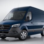 Un Mercedes-Benz Sprinter di ultima generazione: emblema di versatilità nei veicoli commerciali leggeri. Con oltre 1.900 componenti dedicati, DT Spare Parts ne assicura manutenzione e continuità operativa da
