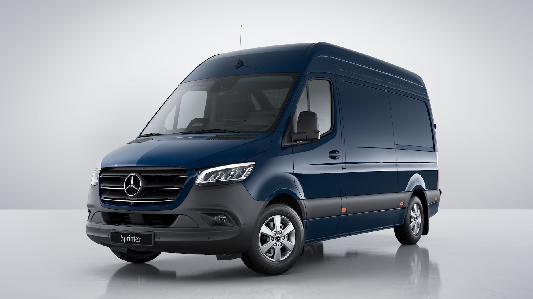 Un Mercedes-Benz Sprinter di ultima generazione: emblema di versatilità nei veicoli commerciali leggeri. Con oltre 1.900 componenti dedicati, DT Spare Parts ne assicura manutenzione e continuità operativa da