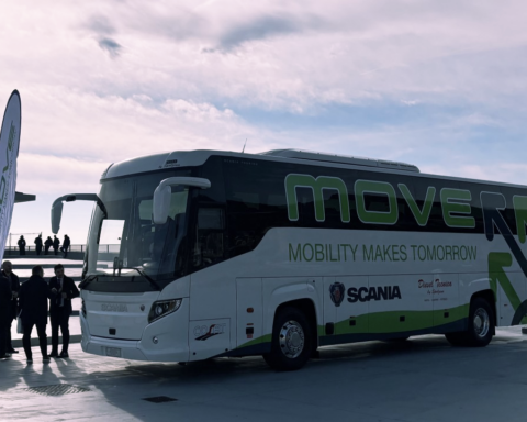 Scania e COSAT insieme a Salerno per promuovere una mobilità sostenibile: durante l’evento “MOVE: Mobility Makes Tomorrow”, istituzioni e imprese del trasporto si sono confrontate su innovazione, sicurezza e futuro del settore, con focus sulle sfide logistiche delle Olimpiadi Invernali 2026.