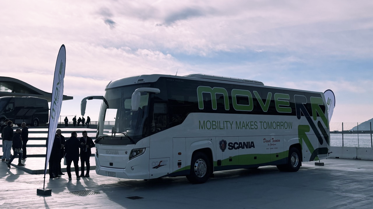 Scania e COSAT insieme a Salerno per promuovere una mobilità sostenibile: durante l’evento “MOVE: Mobility Makes Tomorrow”, istituzioni e imprese del trasporto si sono confrontate su innovazione, sicurezza e futuro del settore, con focus sulle sfide logistiche delle Olimpiadi Invernali 2026.