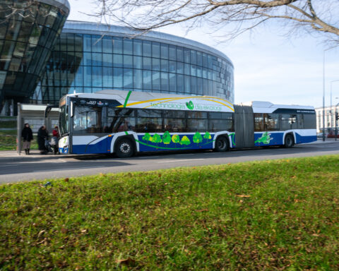 Un nuovo servizio di retrofit introdotto da Solaris permette di aggiornare autobus elettrici già in esercizio, migliorandone le prestazioni e prolungandone la durata, a beneficio della mobilità urbana sostenibile.