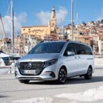 La nuova Mercedes-Benz VLE inaugura una generazione di van elettrici modulari: comfort da limousine, versatilità da MPV e tecnologia sostenibile al servizio della mobilità multispazio.